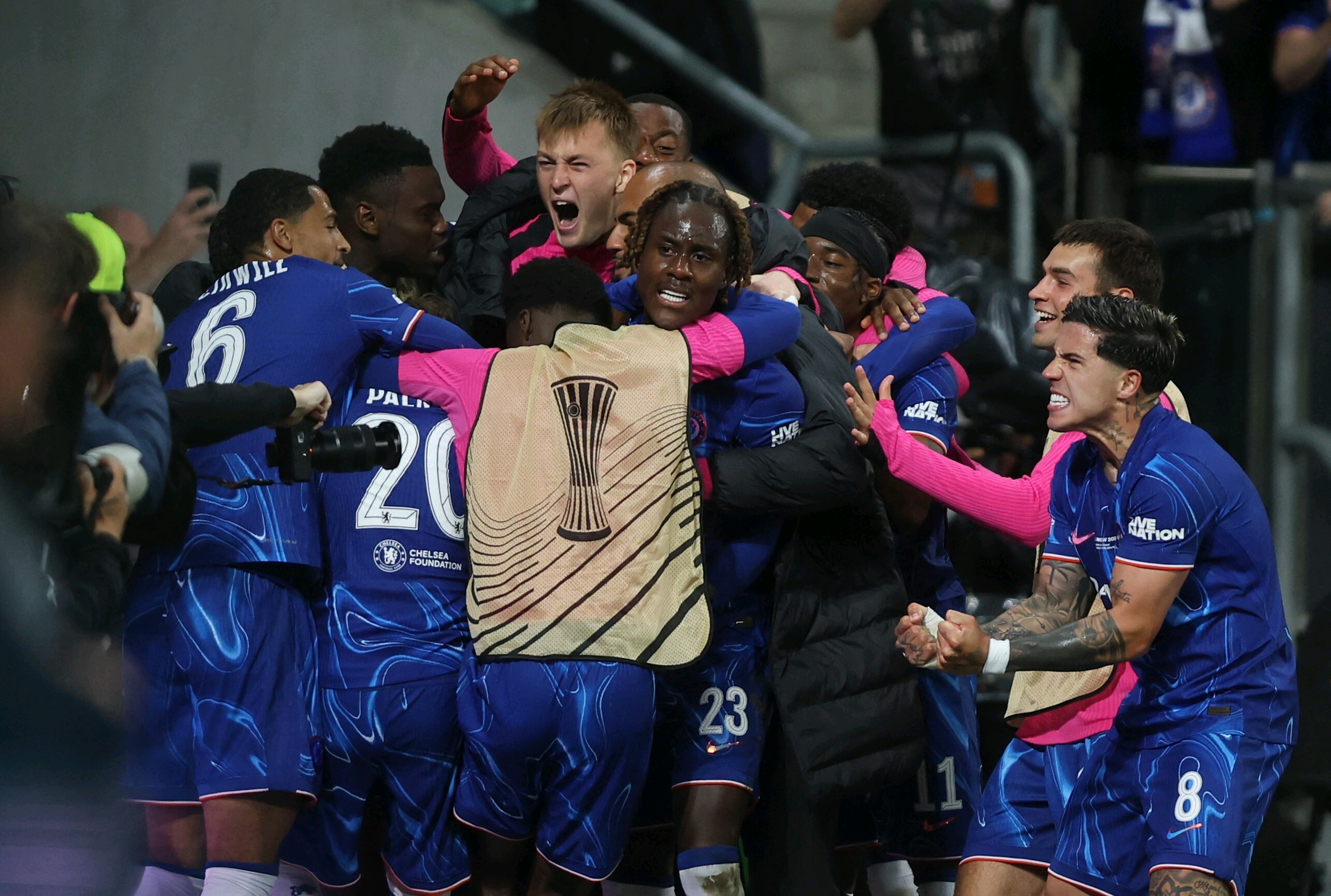 今晚欧篮联焦点战，葡萄牙体育完成体检，球迷炸锅，资深球员宣示担当的简单介绍