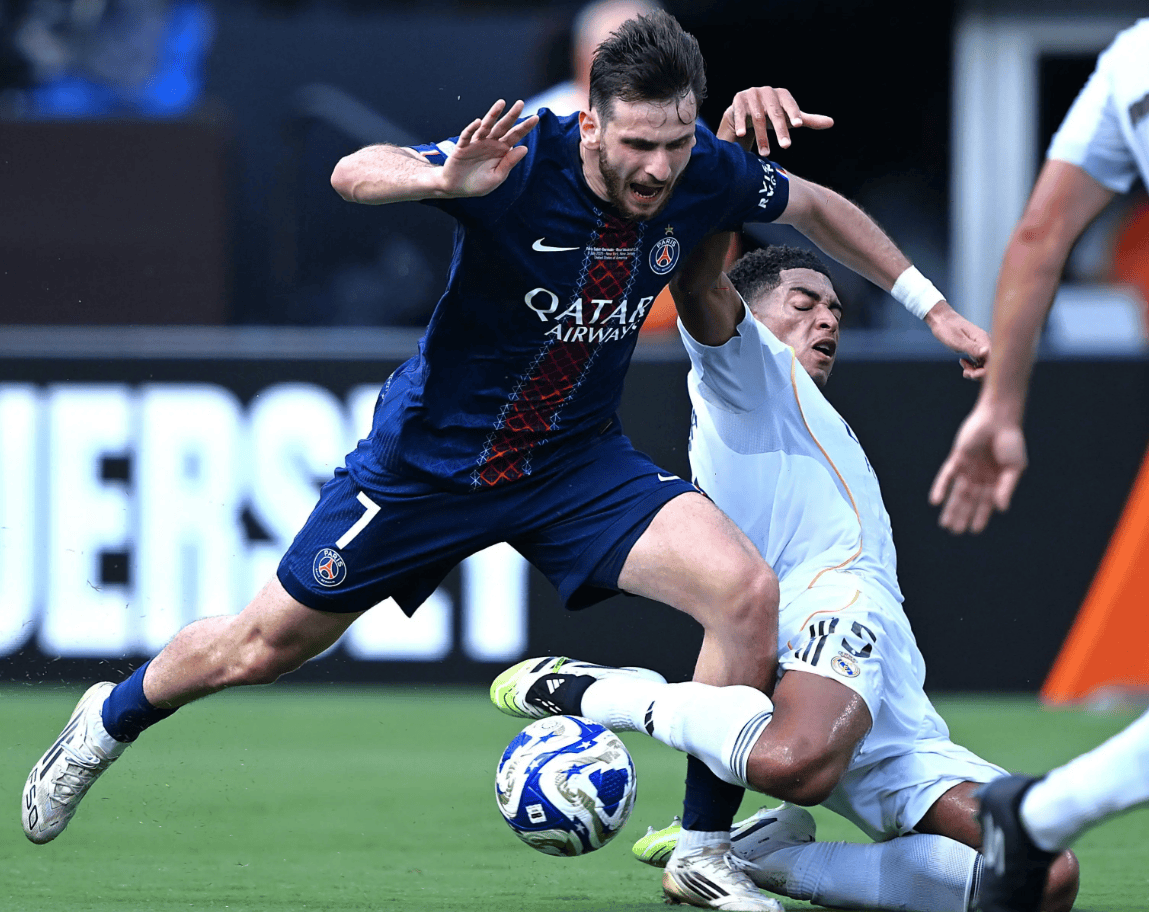 关于刚刚！冲刺阶段巴黎圣日耳曼调整名单以备意大利杯里尔围绕欧冠单刀错失，埃因霍温赛前状态回暖的信息天博网站